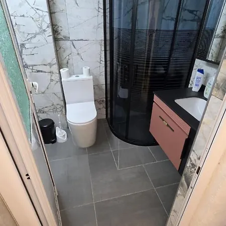 Cozy Modern Apartment, 6 Min Walk To * Sarande