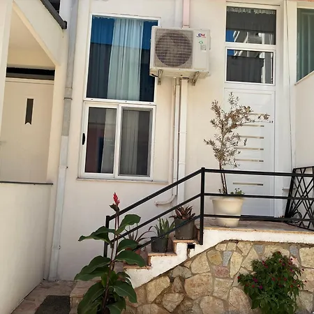 Apartment Cozy Modern Apartment, 6 Min Walk To *