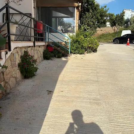 Cozy Modern Apartment, 6 Min Walk To *